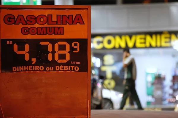 Em meio à polêmica do preço, litro da gasolina chega a R$ 4,78 no DF