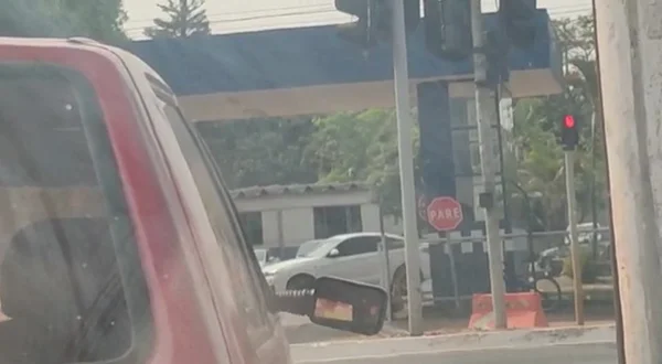 carro saindo de quartel