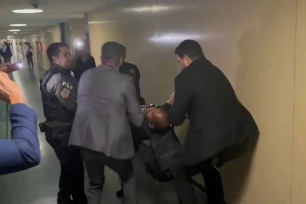 Manifestante é arrastado de reunião da Bancada Evangélica. Vídeo