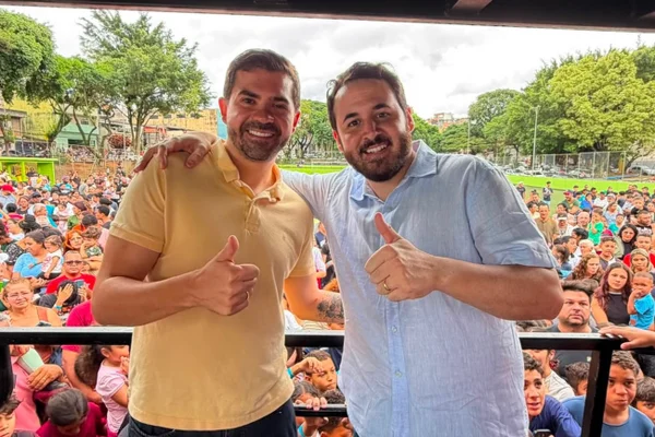 Políticos aparecem fazendo joia diante de público