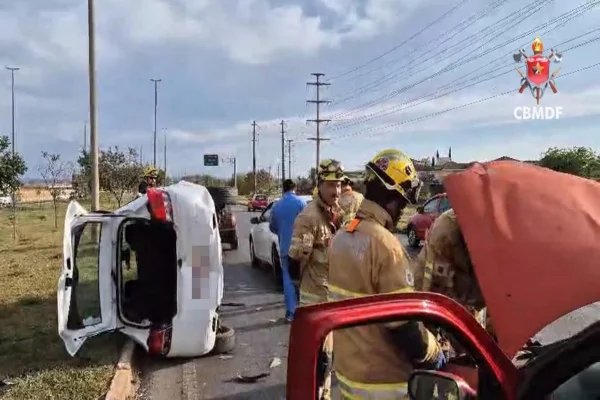 Colisão entre quatro carros.
