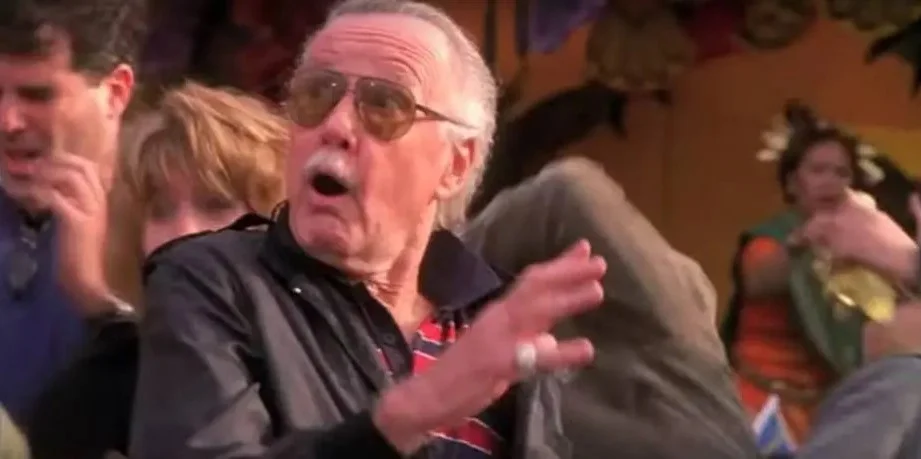 Homem-Aranha (2002): Aqui ele aparece como um pedestre que surge do nada para proteger uma garotinha no meio de uma confusão na rua Homem-Aranha (2002): Aqui ele aparece como um pedestre que surge do nada para proteger uma garotinha no meio de uma confusão na rua