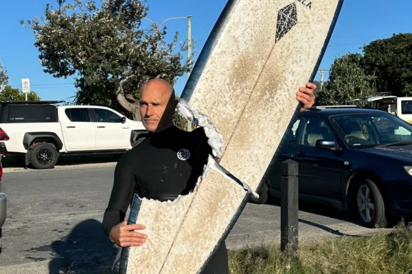 Imagem colorida, Surfista escapa de ataque de tubarão na Austrália; prancha foi mordida- Metrópoles
