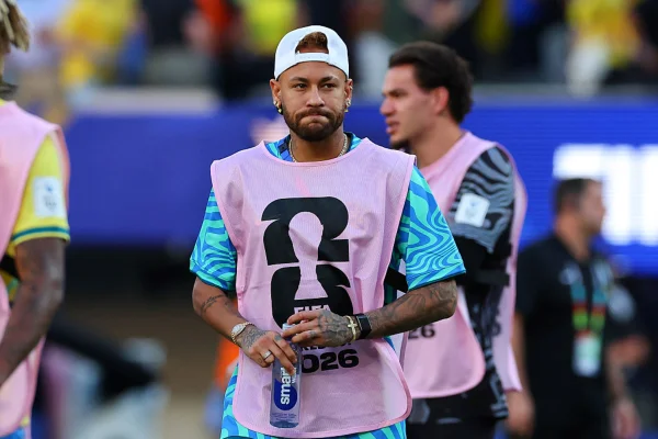 Imagem colorida de Neymar em jogo da Seleção Brasileira- Metrópoles
