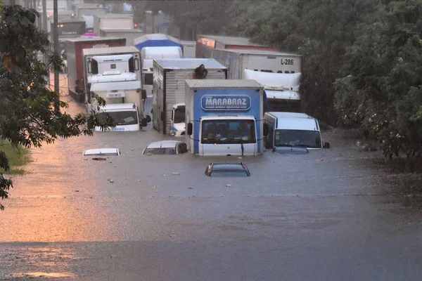 Temporal causa alagamentos e fecha marginais em São Paulo