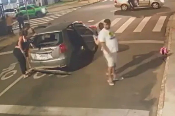 Jovem de moto é arremessada para porta-malas após bater em carro