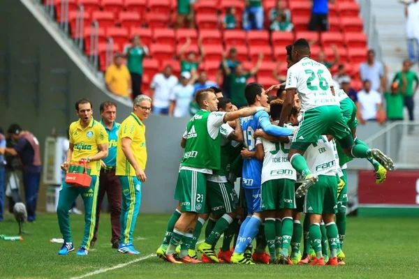 Palmeiras vence Fluminense por 2 a 0 no Mané Garrincha