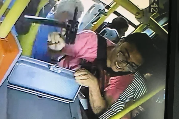 PCDF procura ladrão preso após assalto a ônibus e solto em seguida