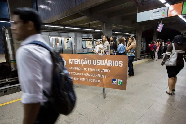 Vídeo: presença de homem em vagão exclusivo do metrô acaba em briga
