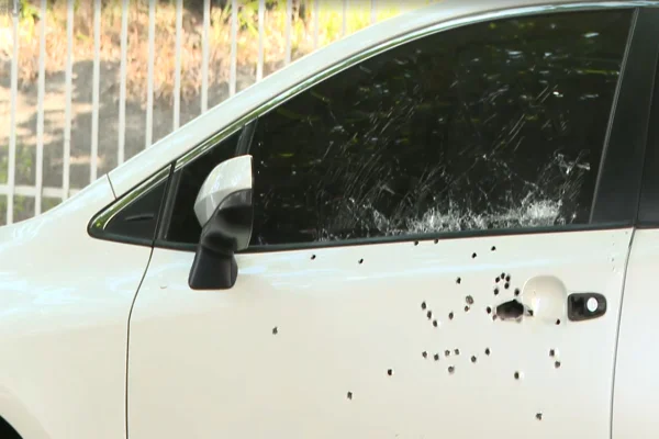 Tiros em um carro branco
