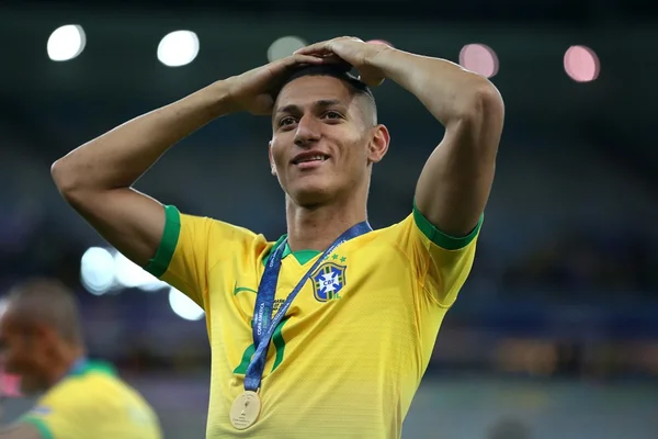Deu branco! Em entrevista, Richarlison esquece nome da bisavó