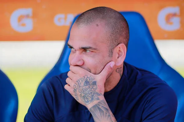 Daniel Alves mente que nem sente