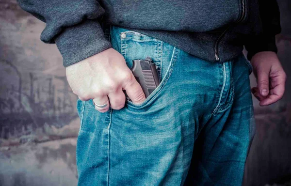 Mulher suspeita de matar marido com amante se entrega à polícia em MT