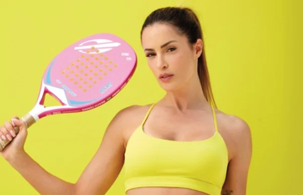Thássia Naves lança nova coleção de beach tennis para o verão 2022