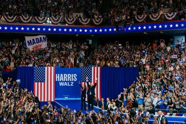 Imagem colorida de comício de Kamala e Tim Walz- Metrópoles