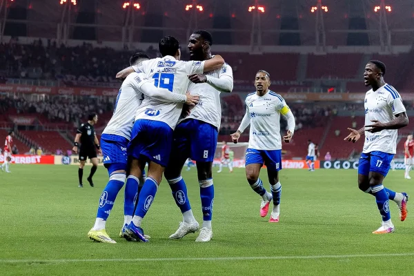 Cruzeiro vence Internacional e sobe na tabela do Campeonato Brasileiro - destaque galeria