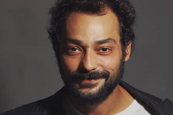 “Fazer alguém rir é muito difícil”, afirma Eduardo Sterblitch