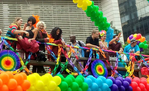 Elenco de série americana Sense8 atrai fãs à Avenida Paulista