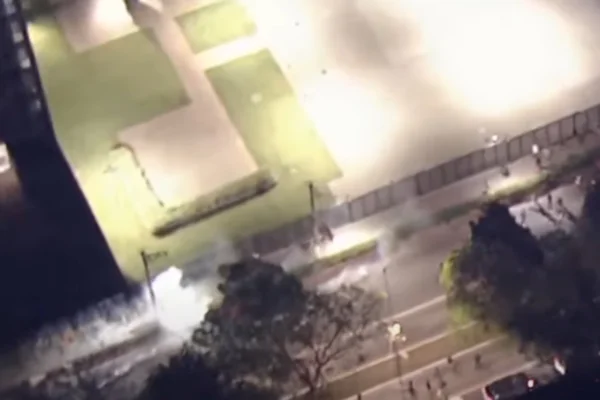 Imagem colorida de visão aérea de ação da PM em protesto na Favela do Moinho. Metrópoles
