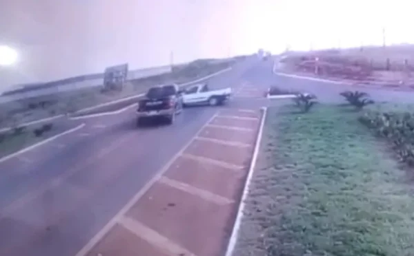 Casal de idosos morre após ter picape atingida por caminhonete em acidente na BR-070 em Itaberaí, Goiás