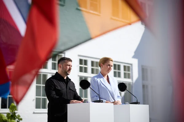 Imagem colorida, Zelensky chega a Dinamarca após ataque russo de 500 drones na Ucrânia- rascunhos