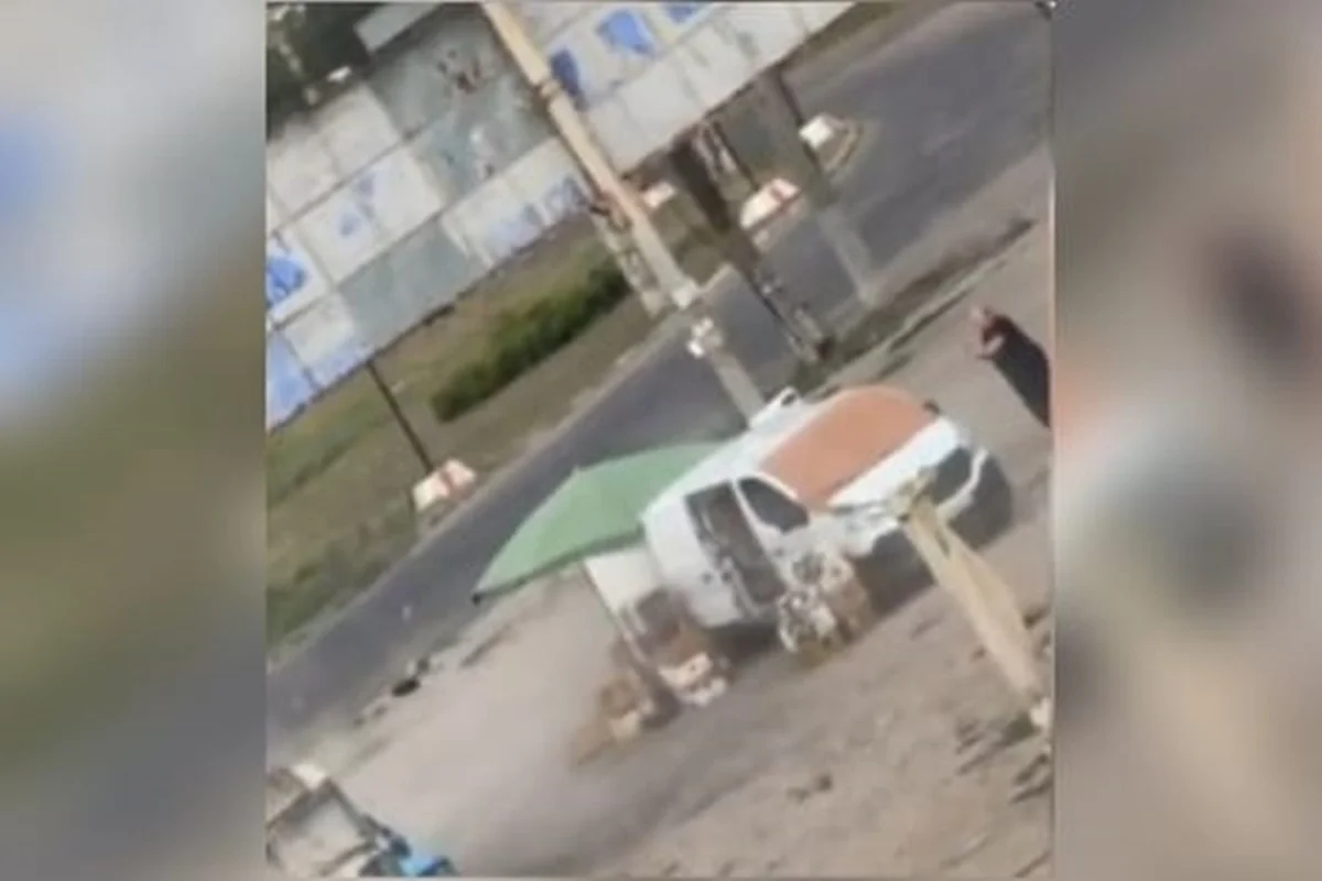 Ucraniano tenta fugir de ataque russo e acaba atingido por drone. Veja vídeo