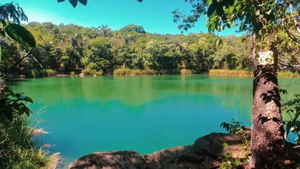 imagem colorida lago azul lagoa em fundo goias