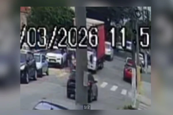 Imagens coloridas mostram câmera de segurança registrando atropelamento de duas mulheres por um caminhão