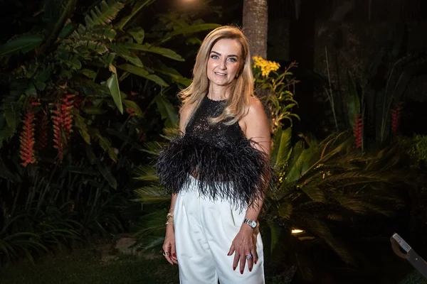 Maria da Graça Miziara reúne amigas para comemorar aniversário em casa