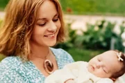 Gloria Perez posa com a filha, Daniella, ainda recém-nascida Gloria Perez posa com a filha, Daniella, ainda recém-nascida