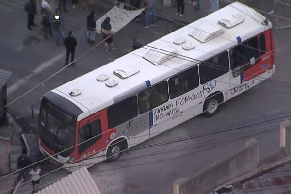 Foto colorida de ônibus atravessado em via de Diadema, região metropolitana de São Paulo, em protesto à morte de um jovem pela Guarda Civil Municipal (GCM) da cidade.