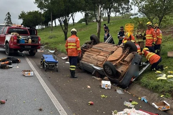 Carro capota e mulher fica presa às ferragens após acidente em rodovia
