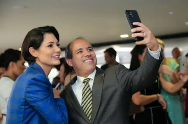 Libras: ex-intérprete de Bolsonaro quer levar pauta de Michelle para a Câmara