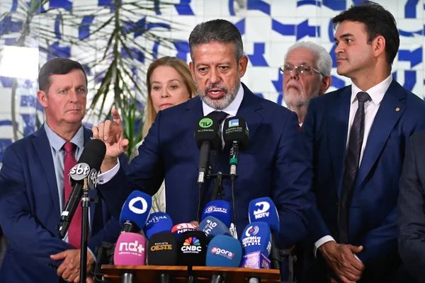 O deputado federal Arthur Lira Progressistas AL durante coletiva à imprensa no Salão Verde da Câmara dos Deputados, antes da votação da reforma do Imposto de Renda Metropoles