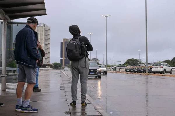 Chuva pega brasilienses de surpresa na noite desta quarta-feira