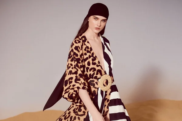 Mulher com vestido de animal print e listras