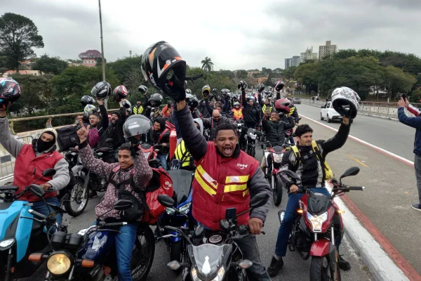 Imagem mostra protesto de entregadores em evento do iFood - Metrópoles