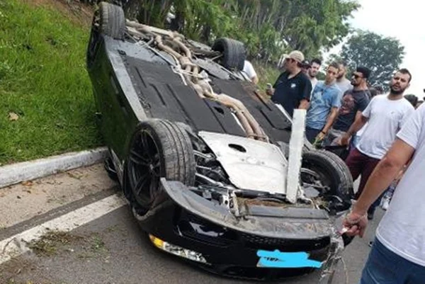 Vídeo: carro de luxo capota e deixa dois feridos em São Paulo