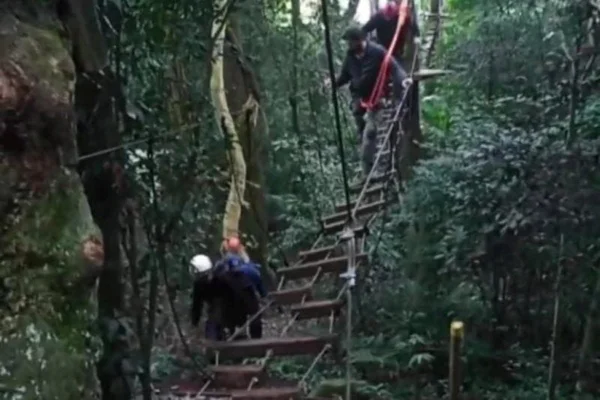 Vídeo: pai e filha ficam presos em tirolesa dentro de parque de SC