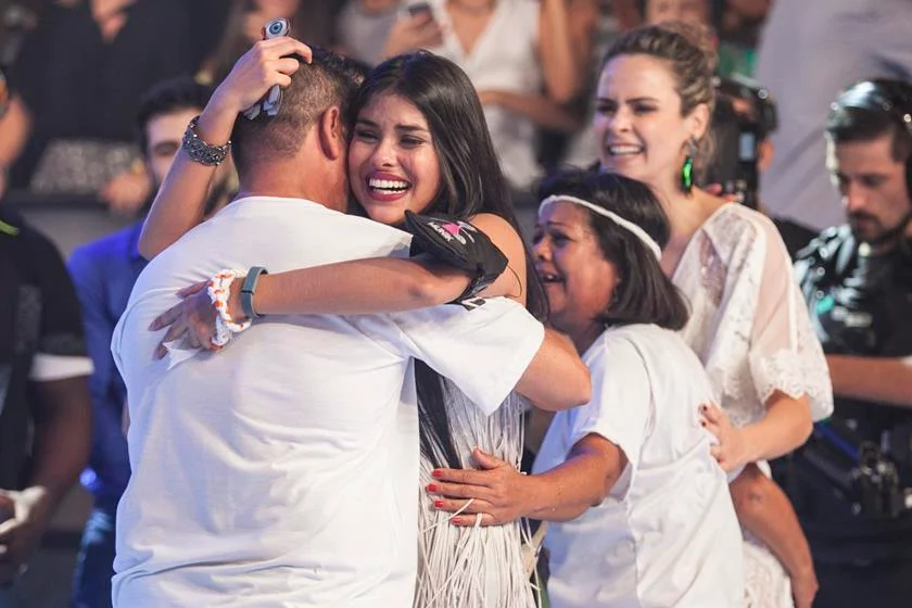 Munik abraça seus familiares Munik após ganhar o 'BBB16' Munik abraça seus familiares Munik após ganhar o 'BBB16'