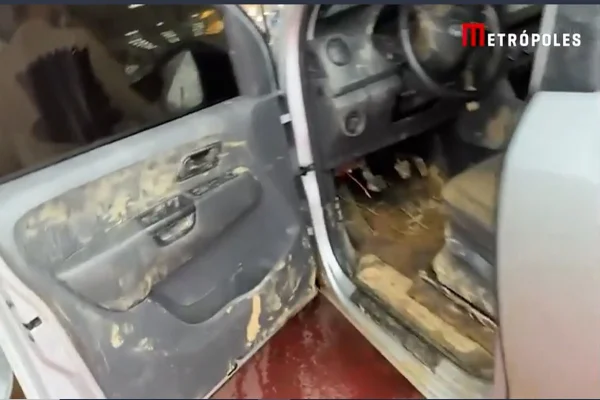 Carro de deputado com lama