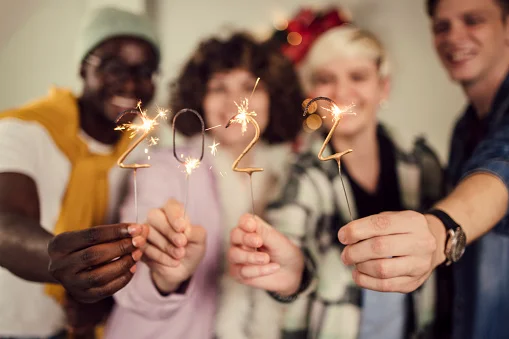 pessoas segurando velas 2022