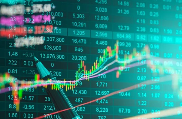 Dólar tem 3ª alta seguida e fica em R$ 3,74. Bovespa bate novo recorde