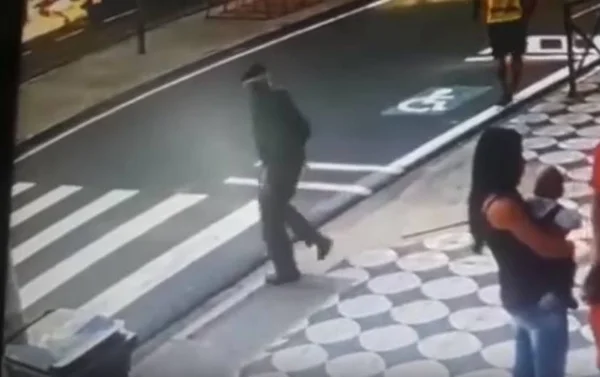 Vídeo de idoso atropelado por ônibus viraliza devido à “aparição”