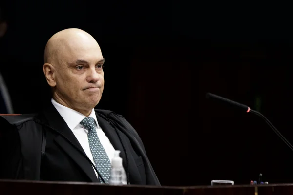 O ministro Alexandre de Moraes faz a leitura do relatório. O julgamento do ex-presidente Jair Bolsonaro (PL) e de mais sete aliados começou às 9h10 desta terça-feira (2/9) na Primeira Turma do Supremo Tribunal Federal (STF). Os cinco ministros da Turma analisam a ação penal sobre suposta trama golpista atribuída ao ex-chefe do Palácio do Planalto e sete réus que visou anular as eleições de 2022 e manter Bolsonaro no poder. - Metrópoles