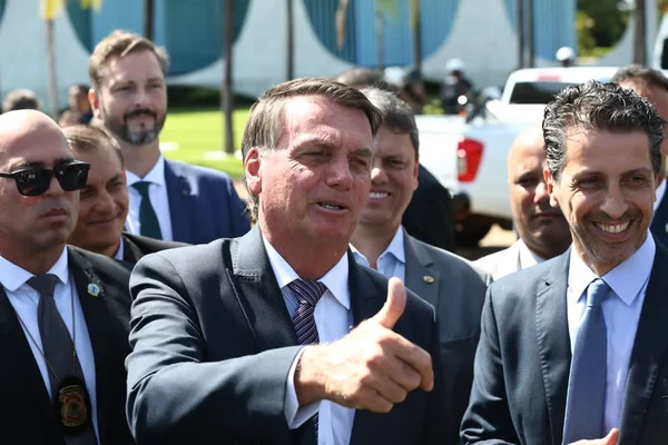 Bolsonaro dirige trator no Alvorada