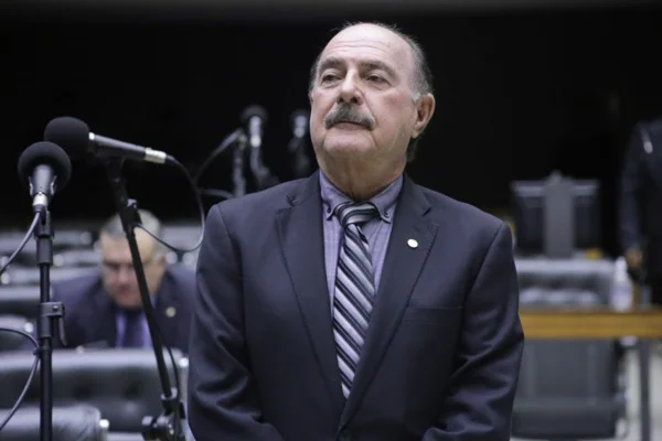 O deputado Zacharias Calil (MDB-GO) em sessão na Câmara