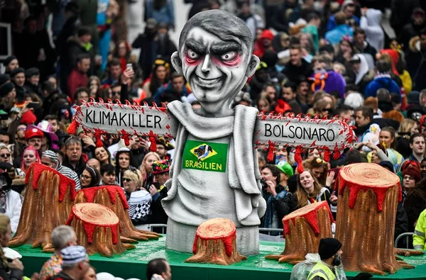 Bolsonaro tem braços de serra elétrica no carnaval da Alemanha