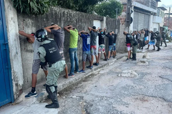 Imagem colorida de pessoas sendo presas pela PM - Metrópoles