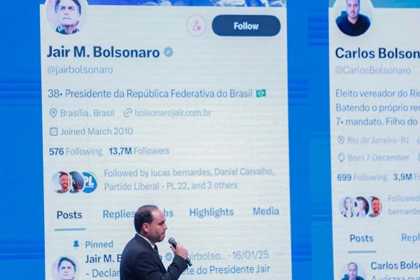 Imagem colorida do vereador Carlos Bolsonaro